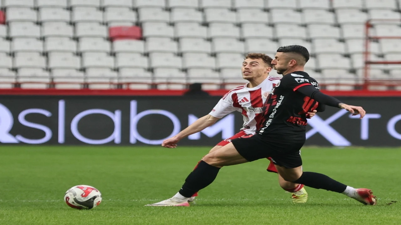 Trendyol Süper Lig: Antalyaspor: 1 - Gençlerbirliği: 1 (İlk yarı)