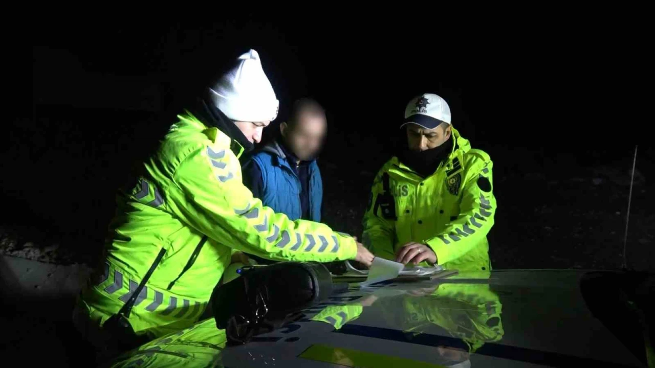 Uygulama noktasına gelmeden otomobilini park etti, sürücünün kendisi olmadığını iddia etti