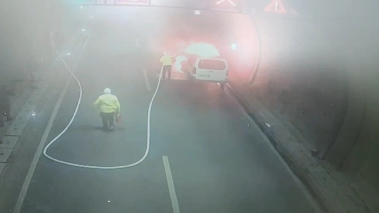 Yanan aracı trafik polisleri söndürdü