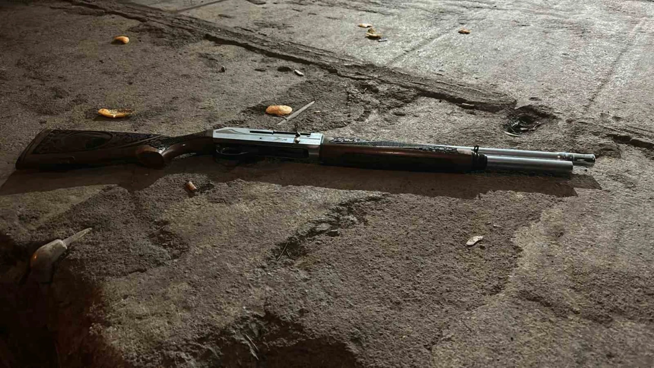 Yılbaşını kutlamak için evlerin bulunduğu sokakta havaya ateş açan şahıs yaptığıyla hayrete düşürdü