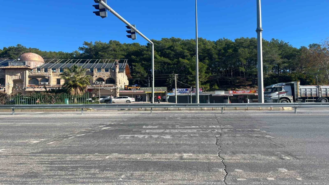 Yol ve kavşak düzenlemesinde müşteri kaybı endişesi esnafı sokağa döktü