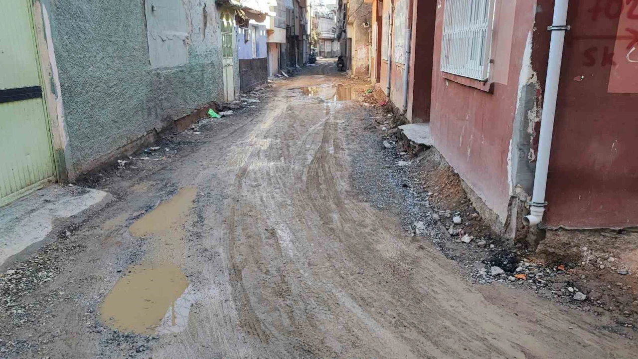 Yollar köstebek yuvasına döndü, mahalleli isyan etti