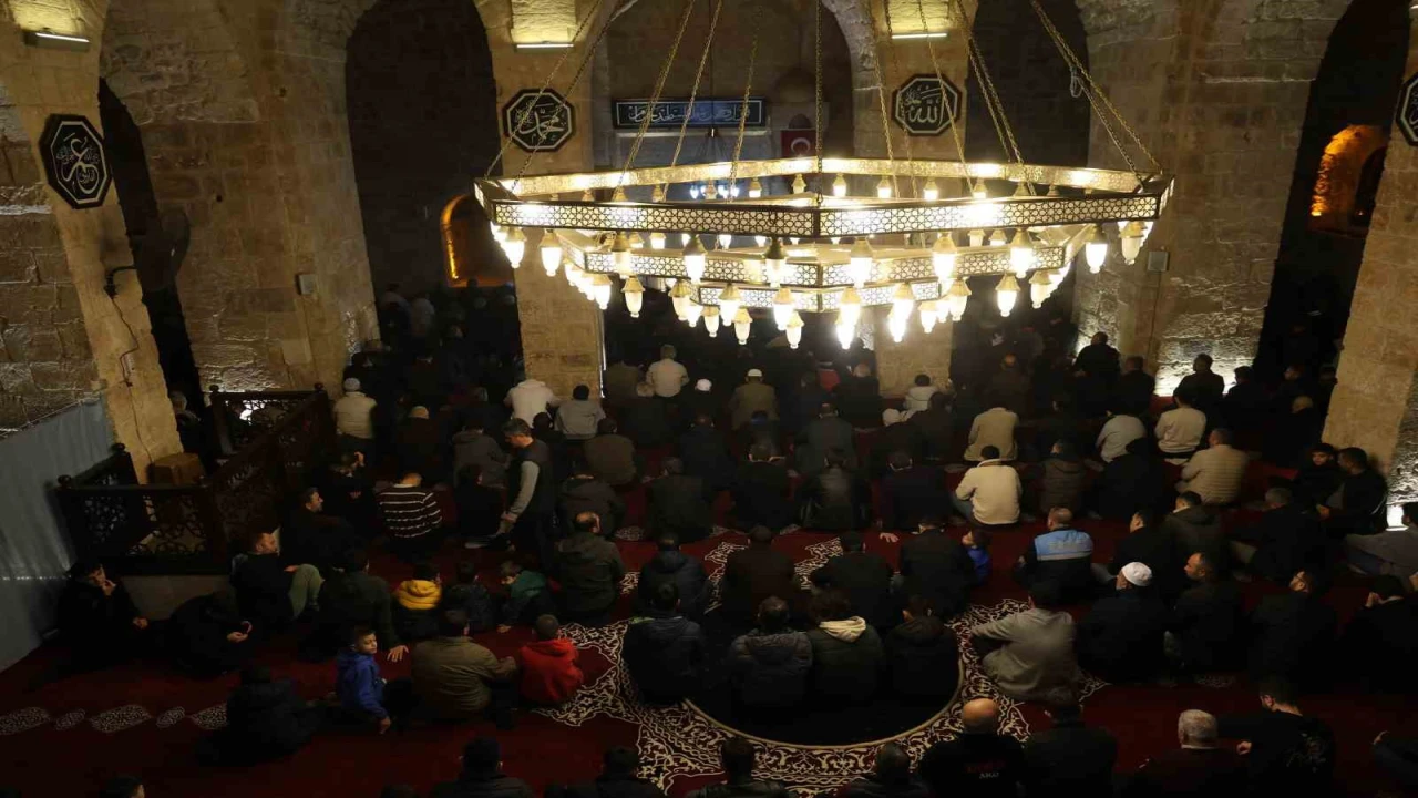 6 asırlık tarihi camide Berat Kandilinde eller semaya açıldı