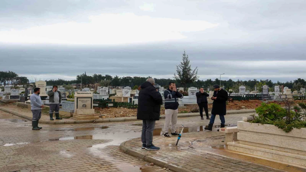 6 Şubat depreminde hayatını kaybeden Antalyalı vatandaşlar mezarı başında anıldı