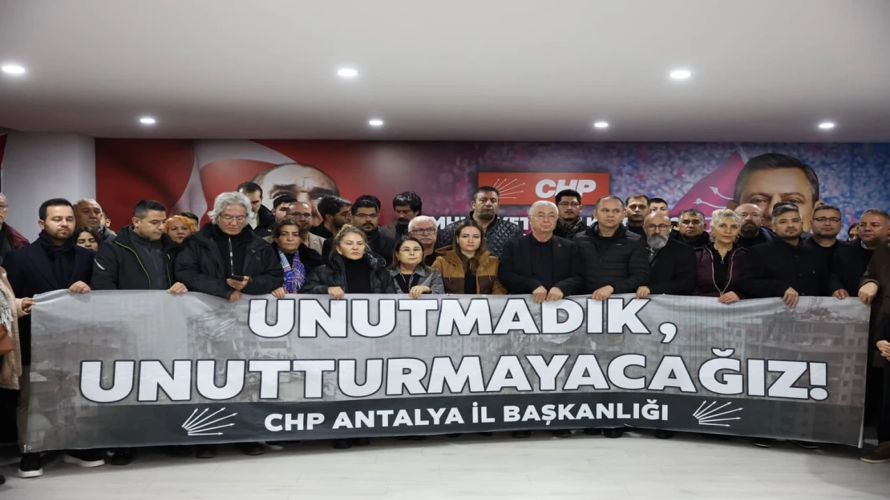 6 Şubat depremlerinin 3. yıl dönümünde hayatını kaybedenler anıldı