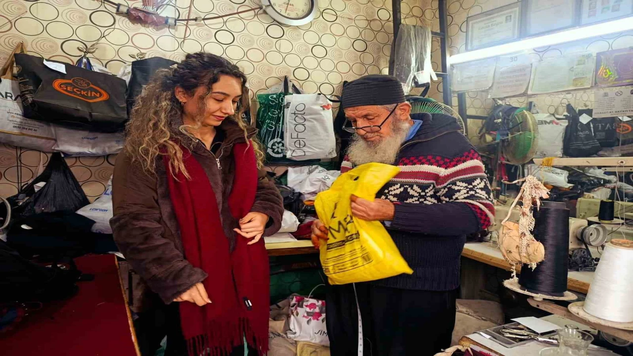83lük terzi, ilk günkü aşkla mesleğini sürdürüyor