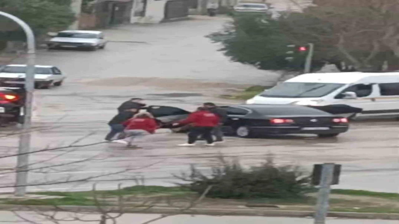 Adanada bir kadının karıştığı sopalı kavga görüntülendi