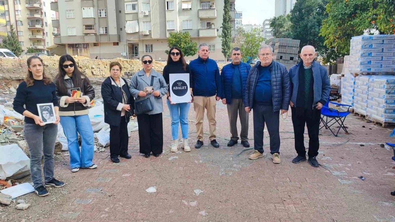 Adanada depremde 96 kişinin hayatını kaybettiği apartmanın yerinde gözyaşlarına boğuldular