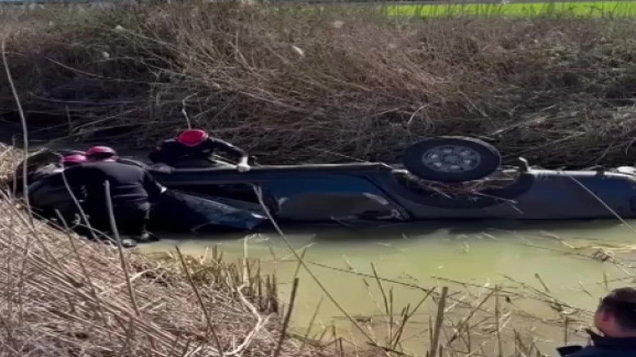 Adanada dereye devrilen kamyonetin sürücüsü hayatını kaybetti