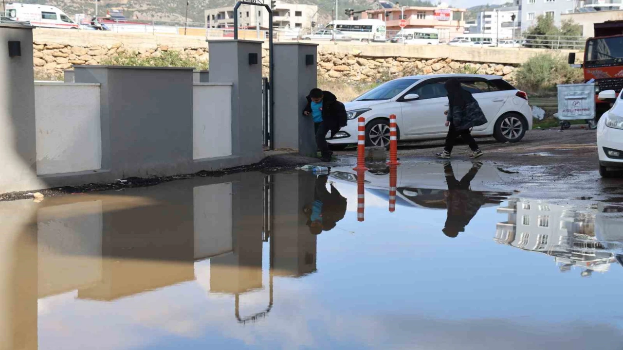 Adanada iğrenç manzara: Lağımlar sokağa taşıyor, çocuklar üzerinden atlamak zorunda kalıyor