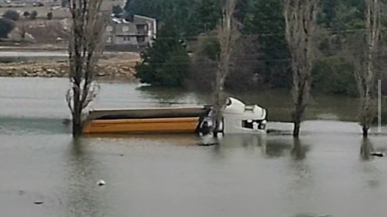 Adanada köyü su bastı: Yollar kapandı, bir kamyon suya gömüldü