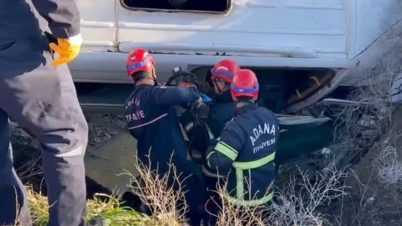 Adanada öğrenci servisi şarampole devrildi: 2si ağır 9 yaralı