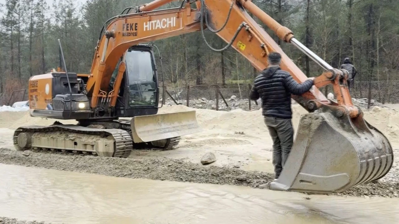 Adanada sel ve heyelanlar ulaşımda aksamalara neden oldu