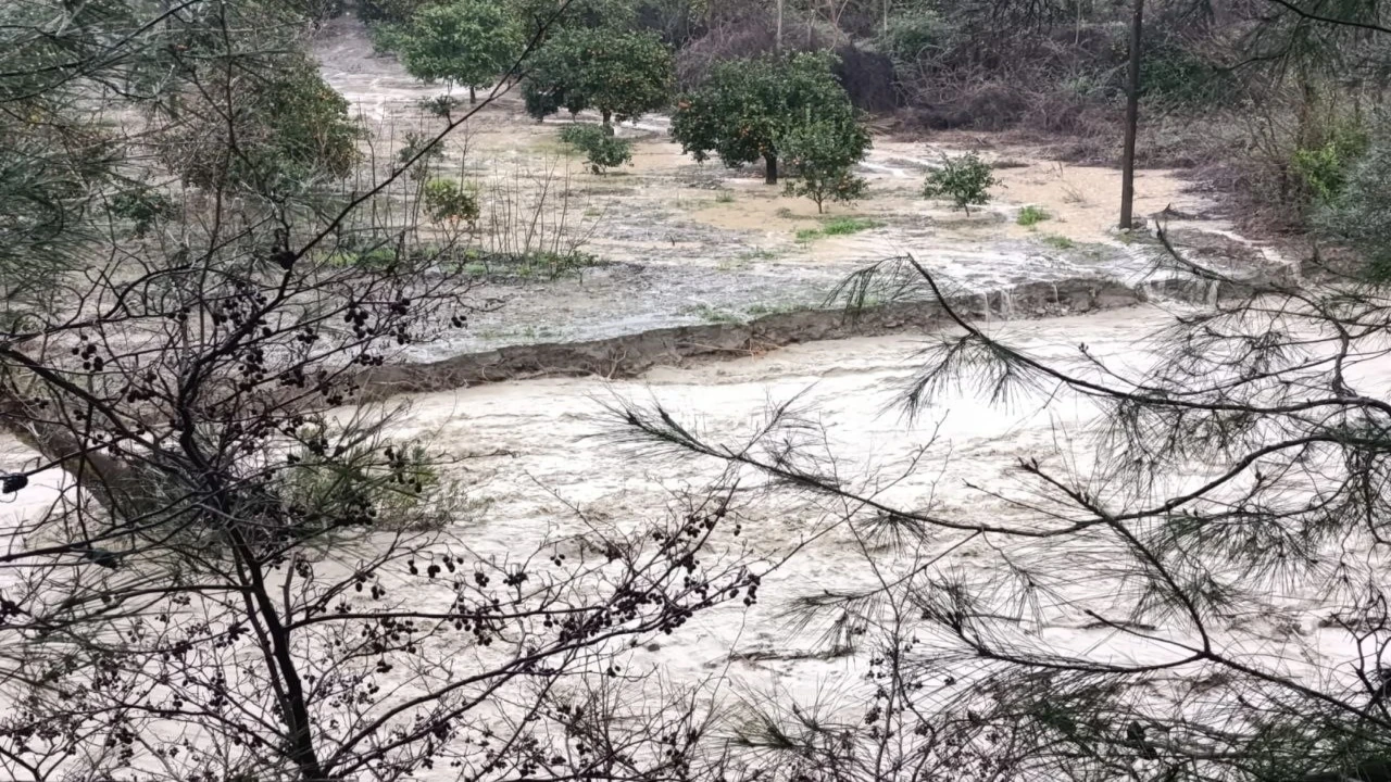 Adananın kuzey ilçelerinde sağanak taşkınlara neden oldu