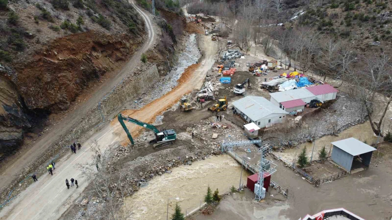 Adanayı Kayseri ve Sivasa bağlayan güzergahta ulaşım kontrollü sağlanıyor