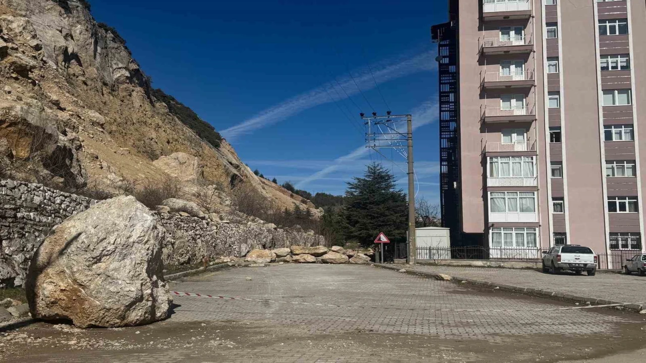 AFADdan Eğirdirde kaya düşmesi sonrası heyelan incelemesi