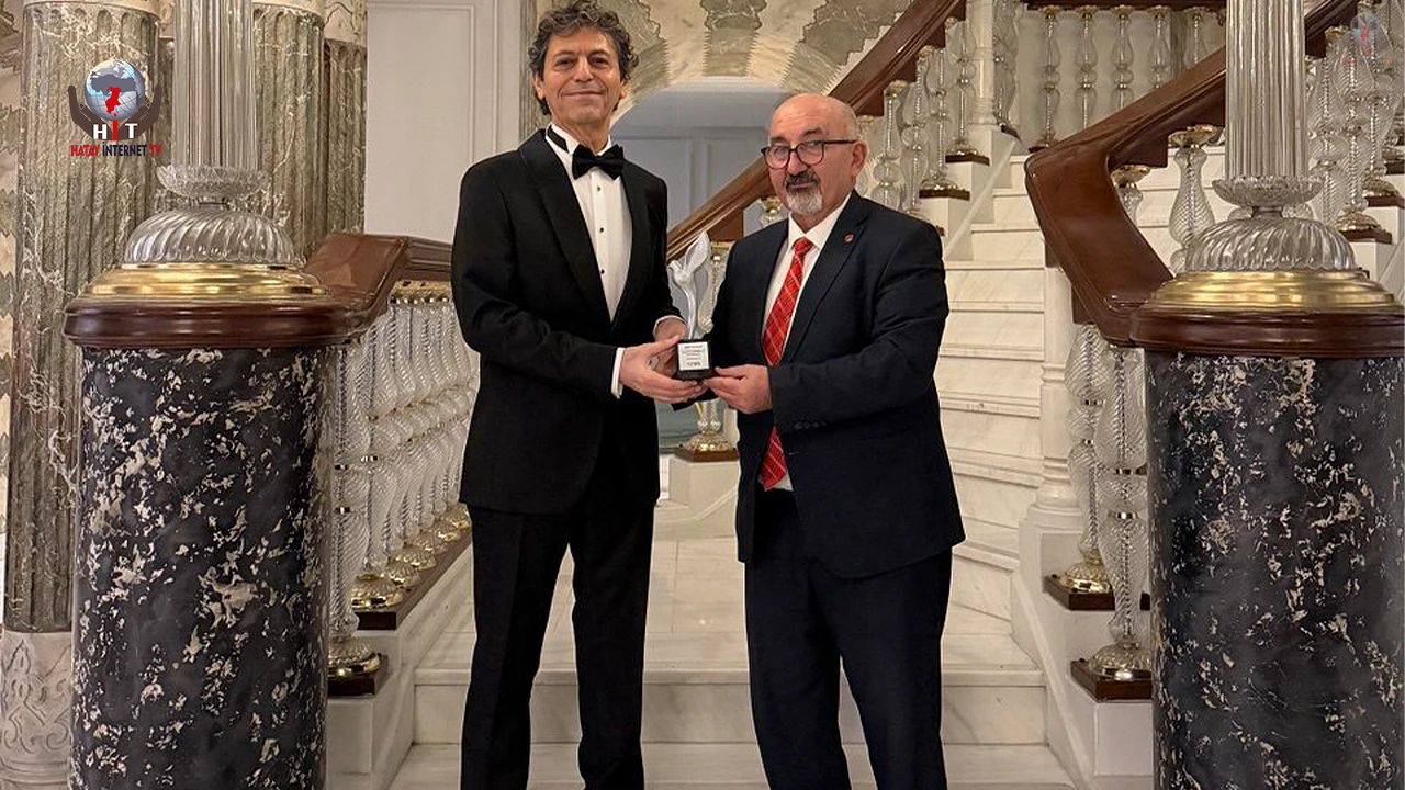 Akif Manaf’a Bir Barış Ödülü Daha: Dünyaca Ünlü Yazar Egeyön Barış Ödülünü Aldı