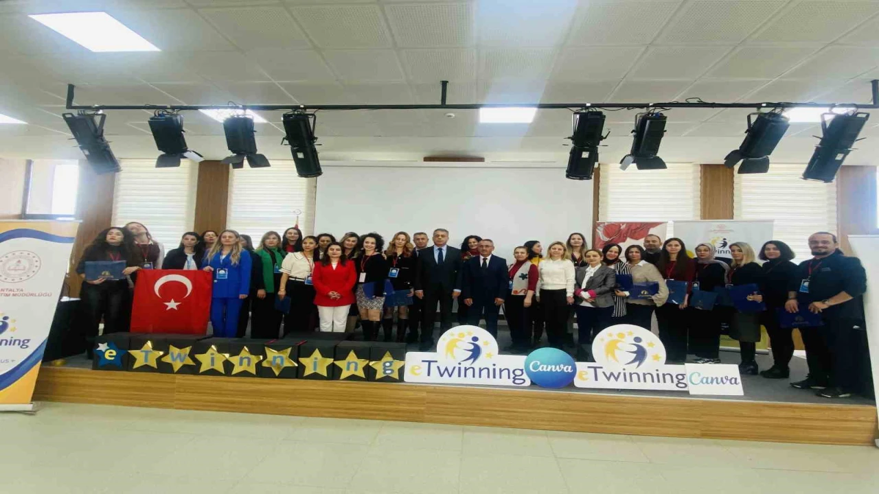 Aksuda öğretmenlere dijital dönüşüm konusunda uygulamalı eğitim