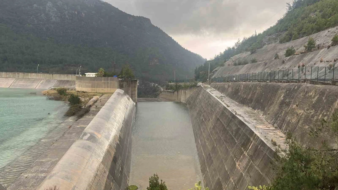 Alanya Dim Barajında su seviyesi yükseldi bölgeye yakın bazı evlerin tedbir amaçlı boşaltılması istendi