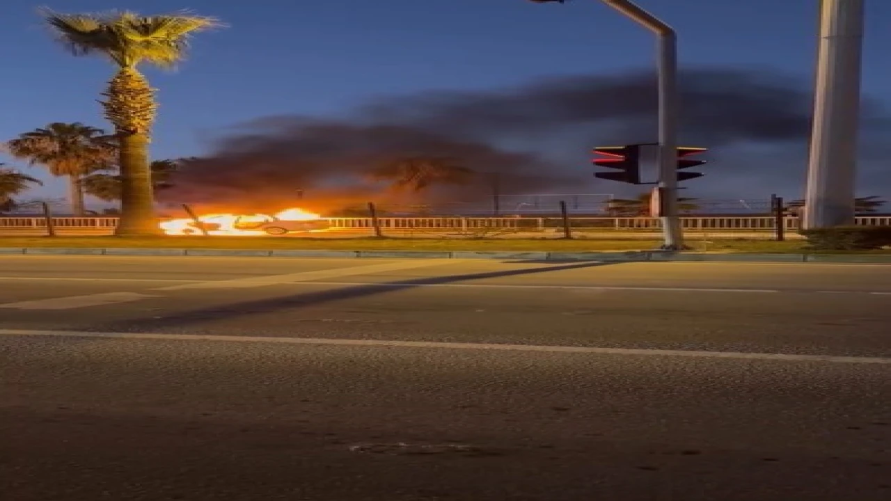 Alanyada çarpışan araba alev topuna döndü