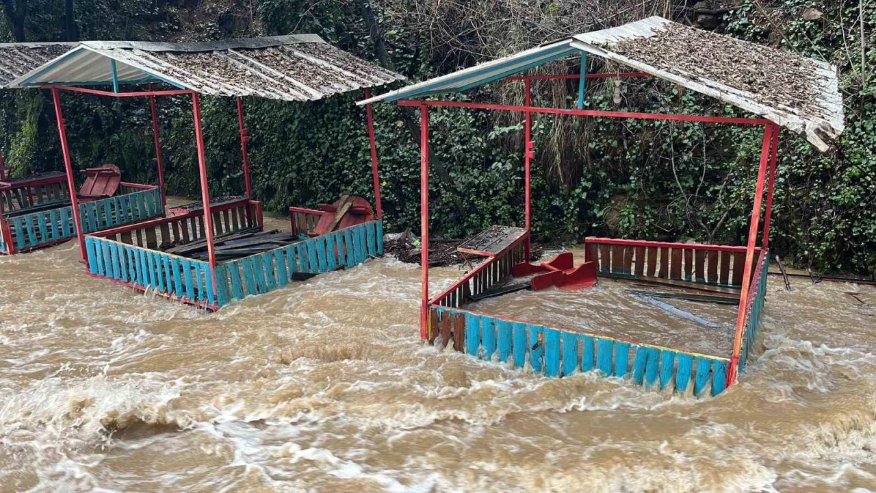 Alanyada çay taştı: İşletmelere ait çardaklar sular altında kaldı