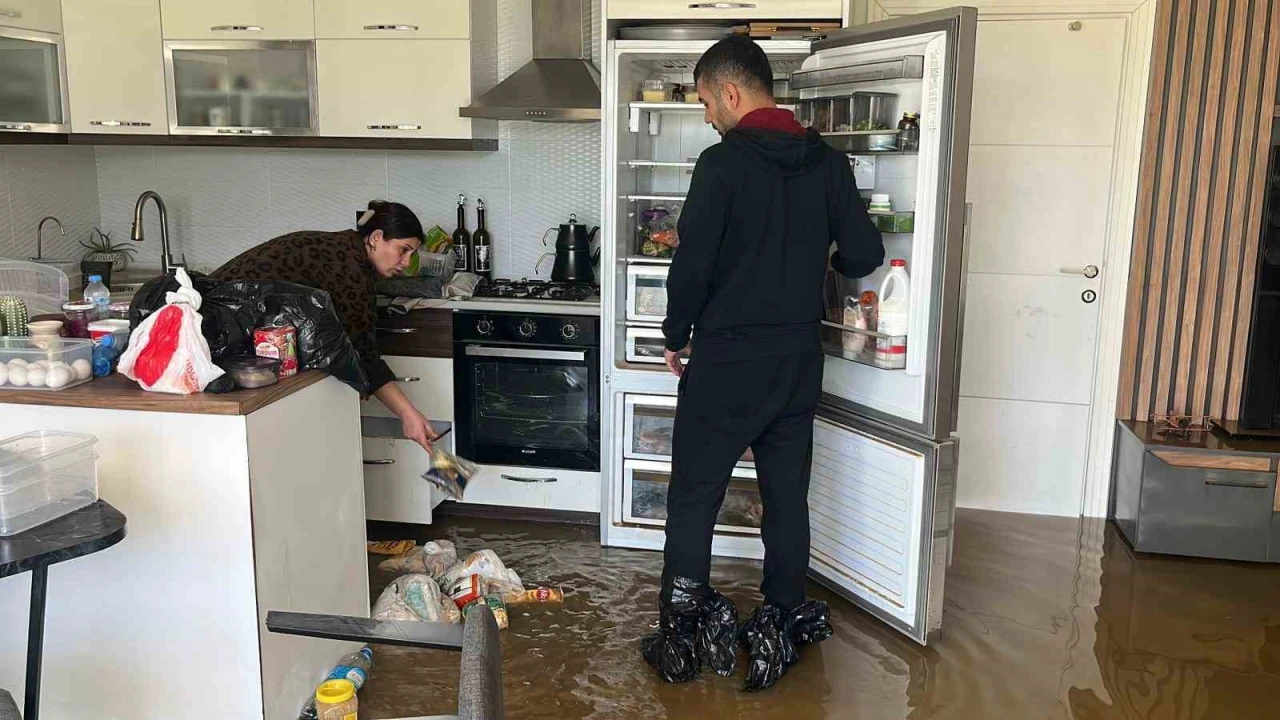 Alanyada debi yükseldi, çay kenarındaki işletmeler sele kapıldı