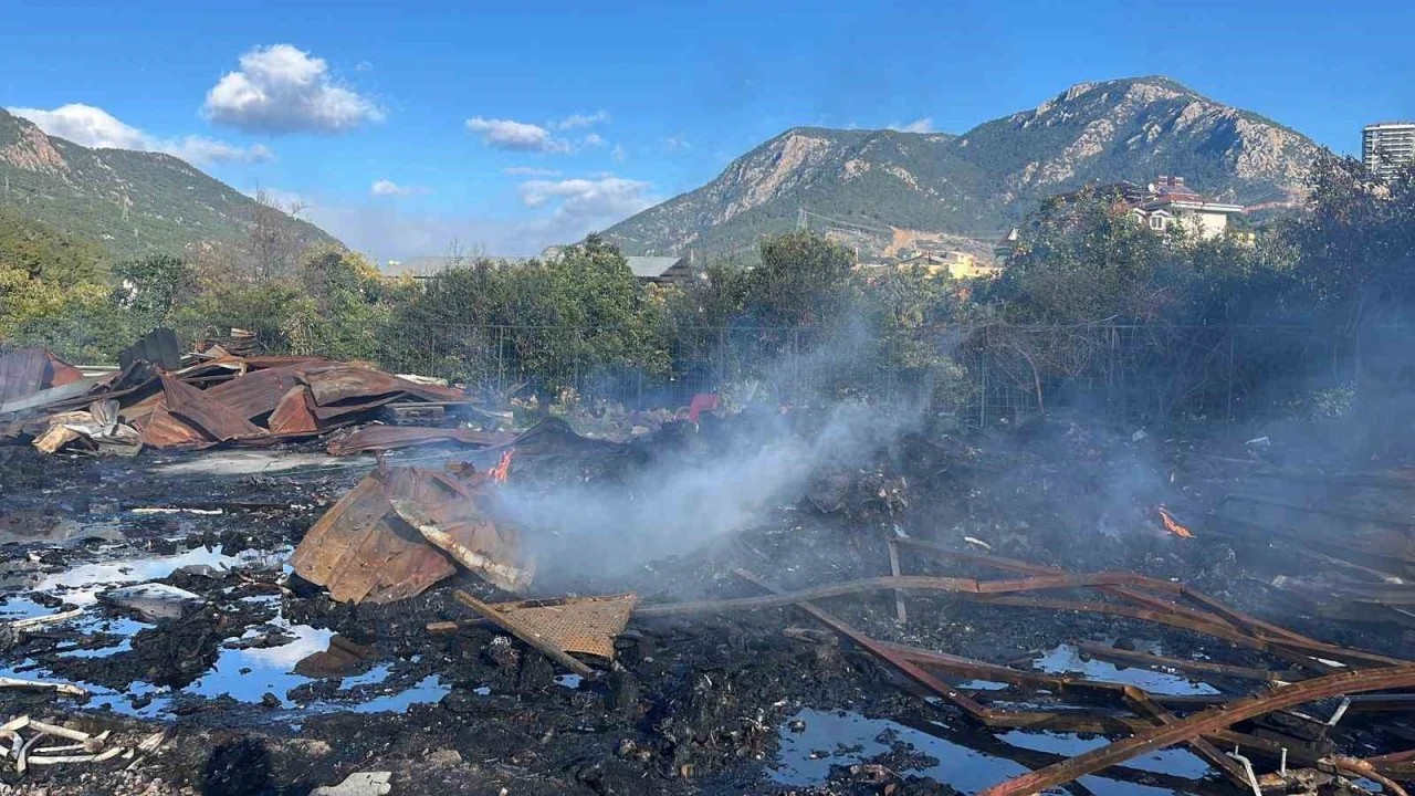 Alanyada depo yakınındaki yangın korkuttu
