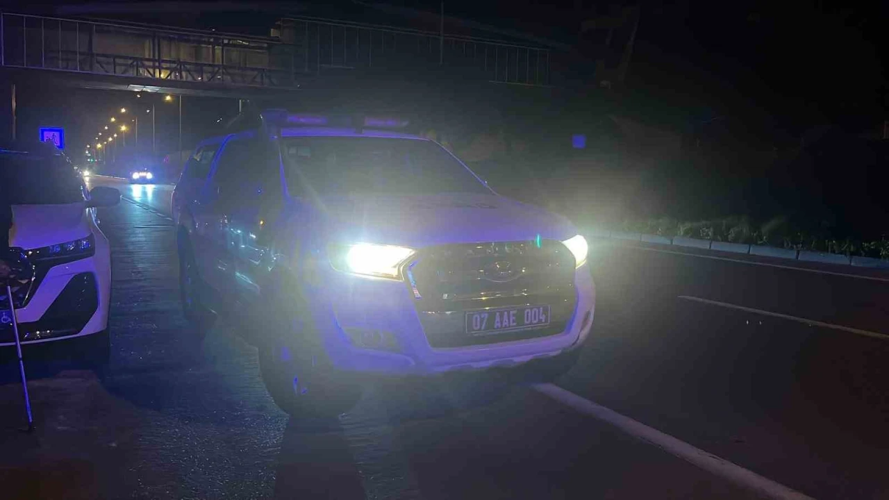 Alanyada kayalıklardan düşen şahsı, itfaiye ve AFAD ekibi kurtardı