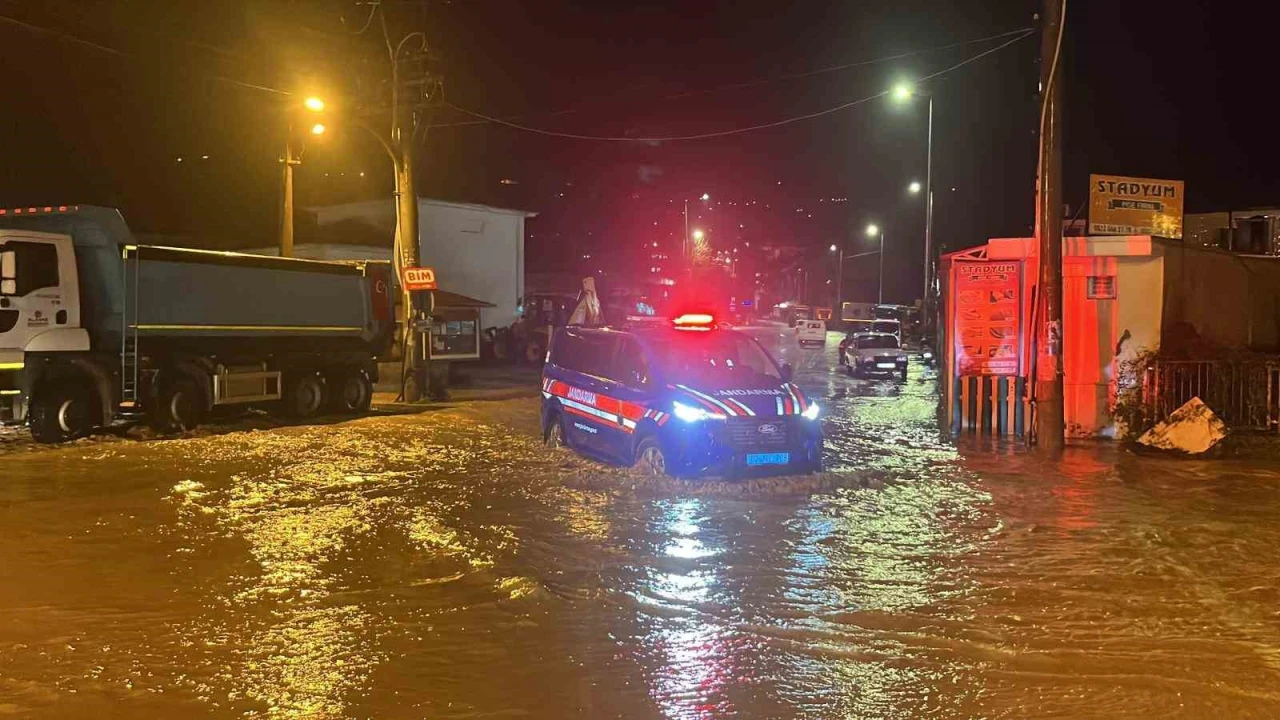 Alanyada Oba çayı taştı, caddeler sular altında kaldı