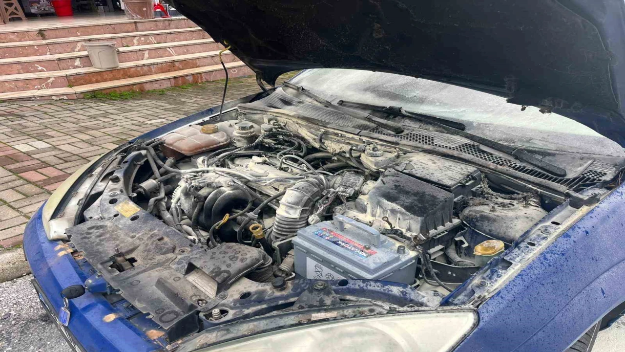 Alanyada park halindeyken yanan otomobilin motor kısmında zarar oluştu