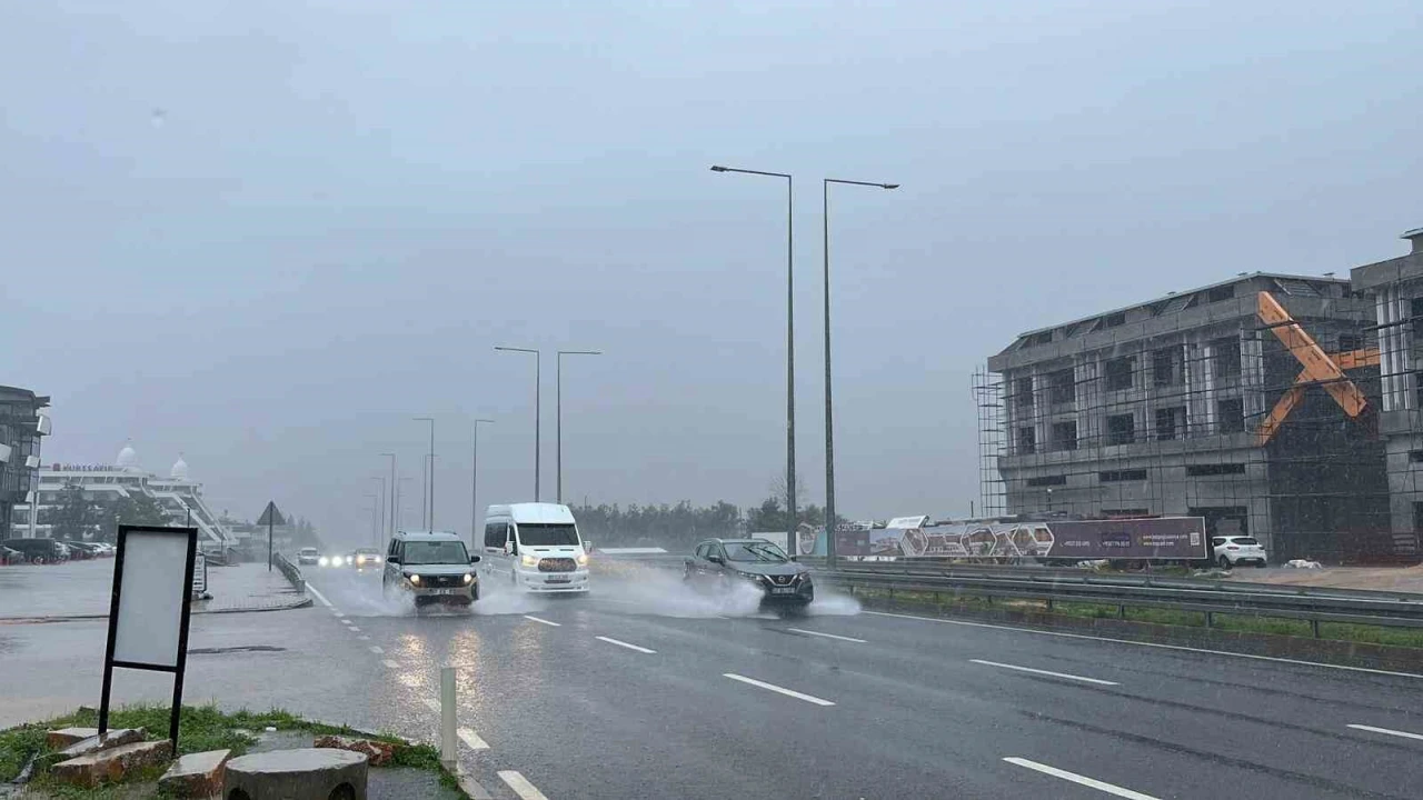 Alanyada sağanak etkili oldu, sürücüler zor anlar yaşadı