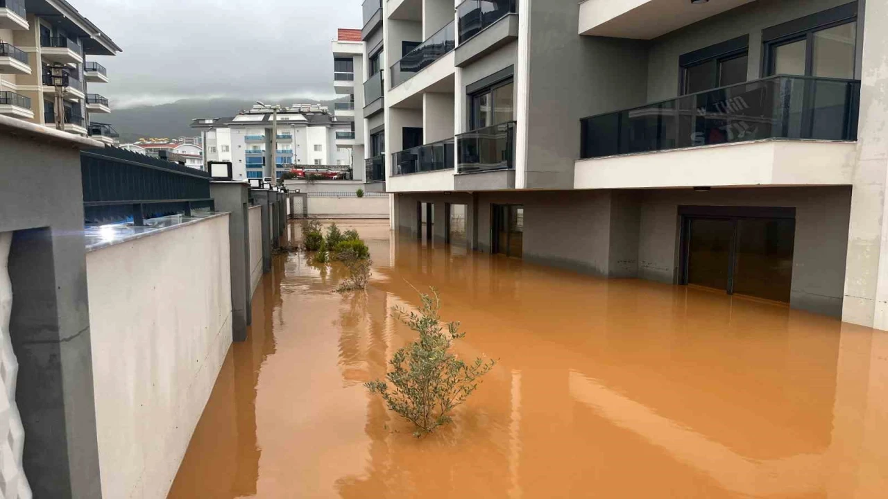 Alanyada sağanak sebebiyle Oba Çayı taştı, binaların bahçelerini su bastı