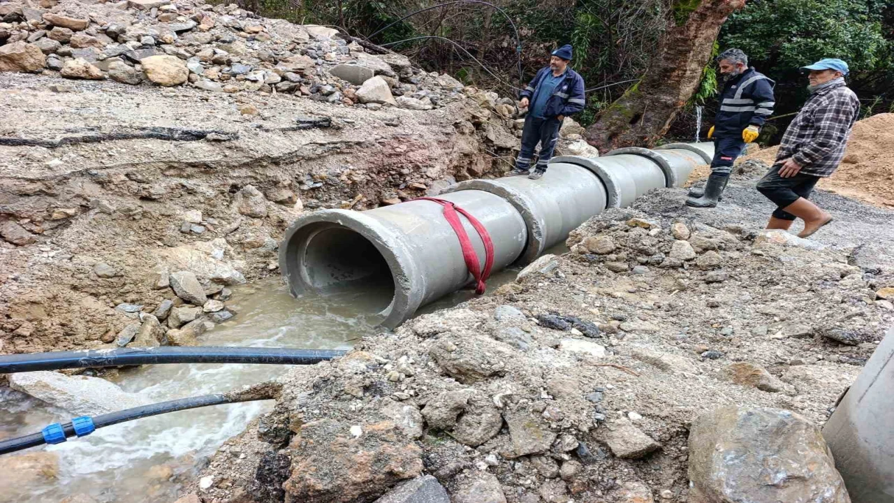 Alanyada tıkanan menfezler Büyükşehir ekiplerince açıldı