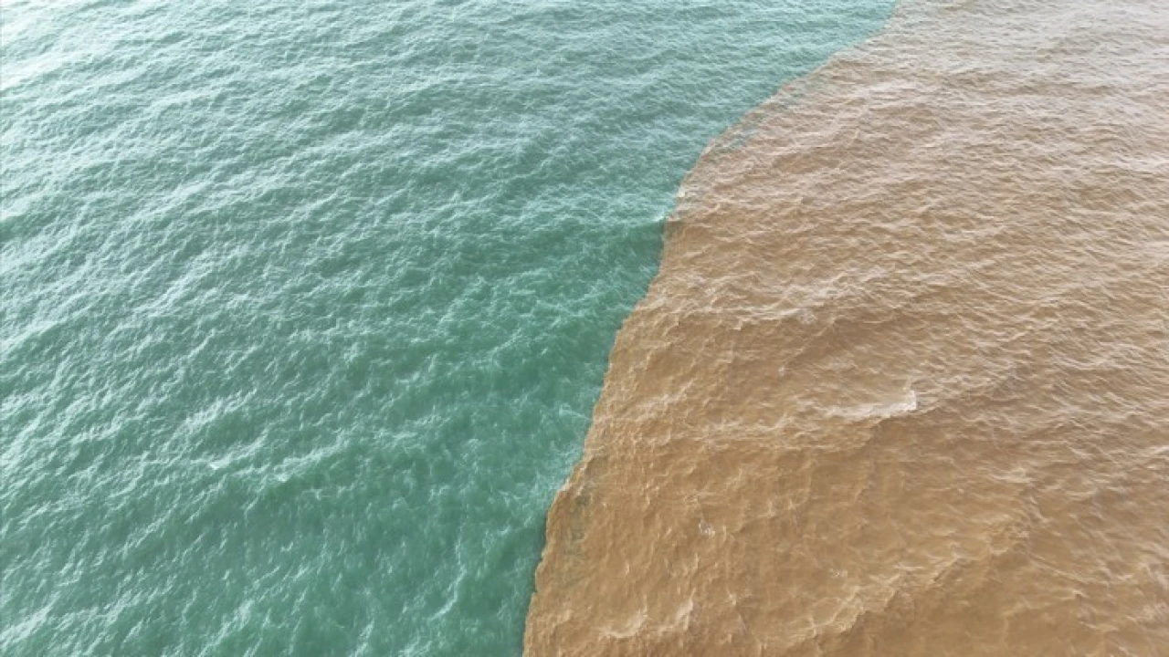 Alanyada toz taşınımı ve sağanak yağış denizin rengini değiştirdi