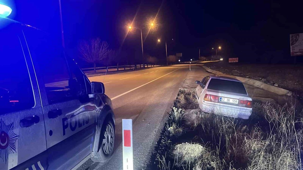 Alkollü sürücünün kullandığı araç uygulama noktasından kaçmaya çalışırken şarampole düştü