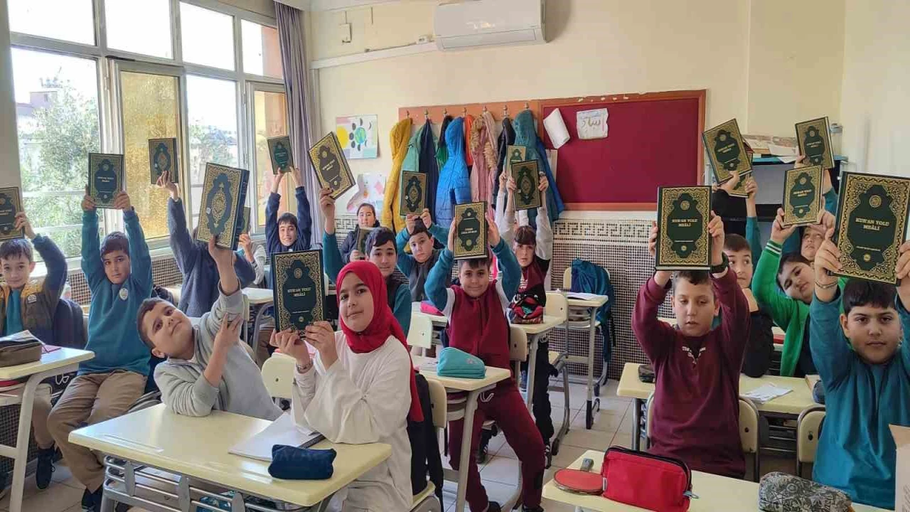 Anamurda öğrencilere Kuran-ı Kerim hediye edildi