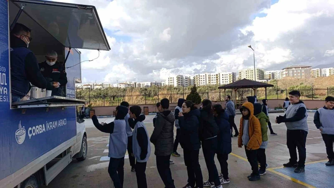 Antakya Belediyesinden soğuk kış gününde öğrencilere çorba ikramı