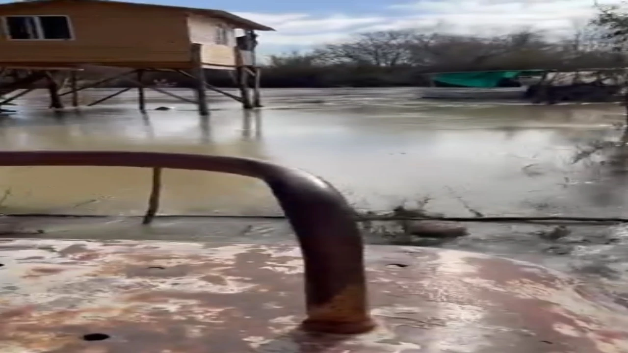 Antalya Serikte taşan ırmak suları tarım arazileri ve caddeleri sular altında bıraktı