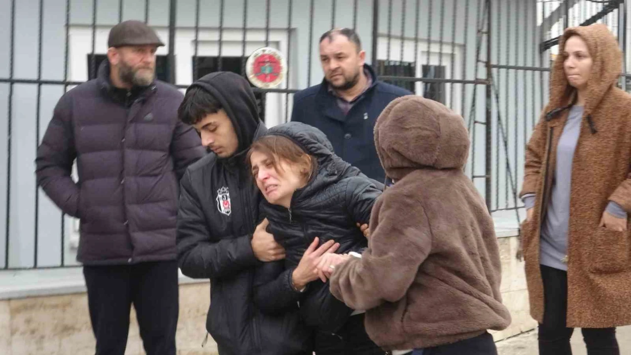 Antalyada 10 kişinin ölümüyle sonuçlanan kazada acı Adli Tıp Kurumu önüne taşındı