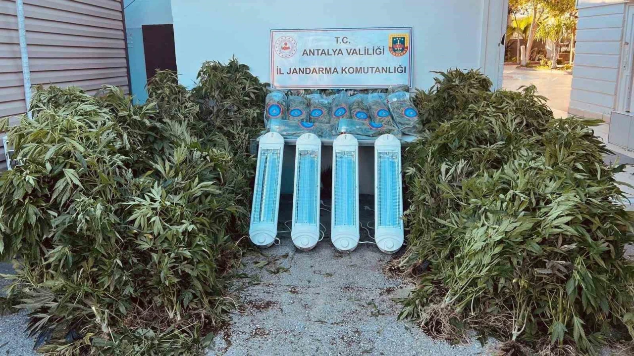 Antalyada 23,9 kilo uyuşturucu madde ele geçirildi