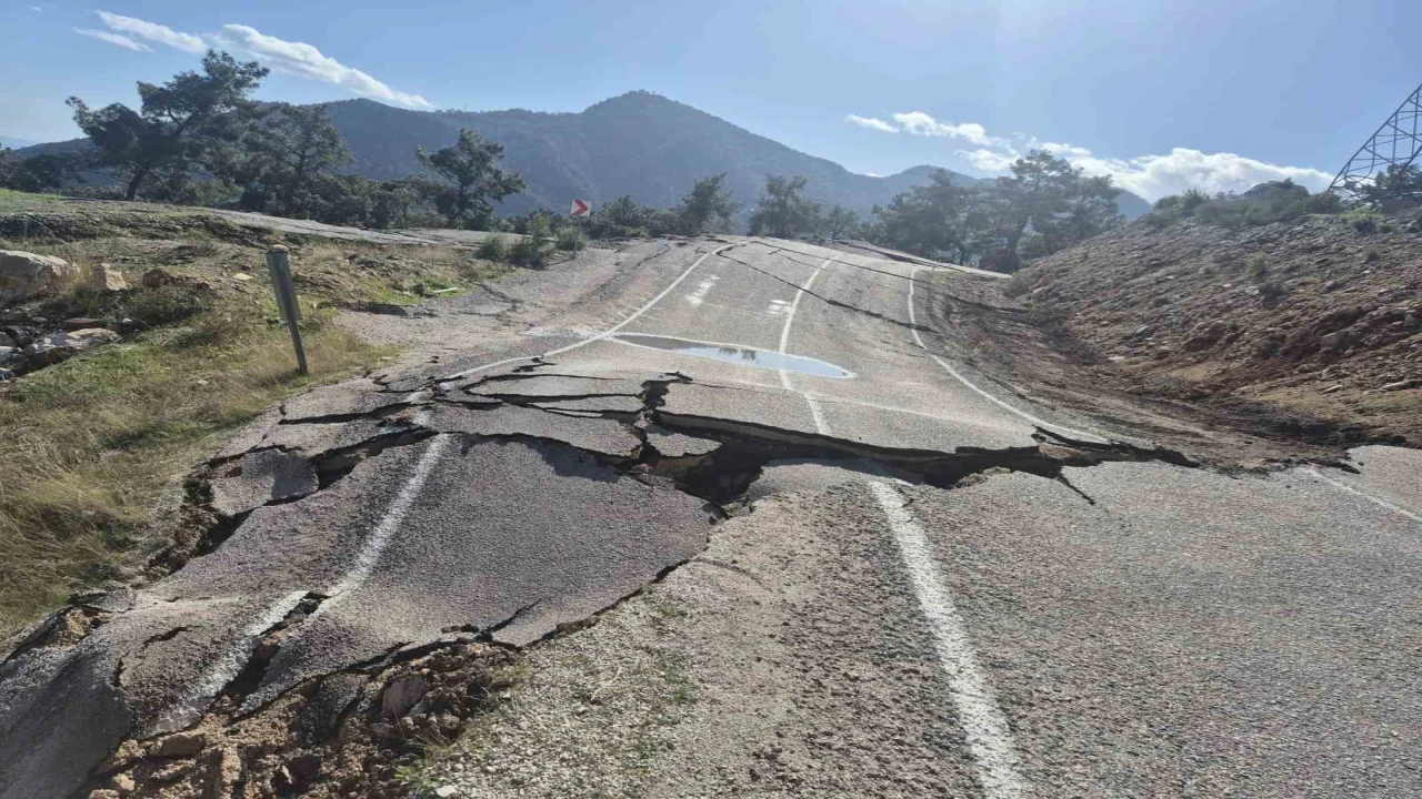 Antalyada 3 mahallenin ulaşımını sağlayan yol çöktü