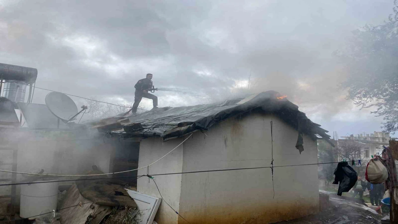 Antalyada alev alev yanan tek katlı ev küle döndü
