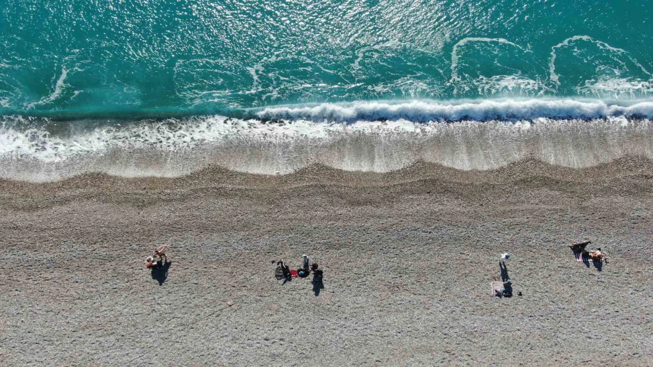 Antalyada bir gün arayla iki mevsim: Dün sağanak ve fırtına, bugün deniz keyfi