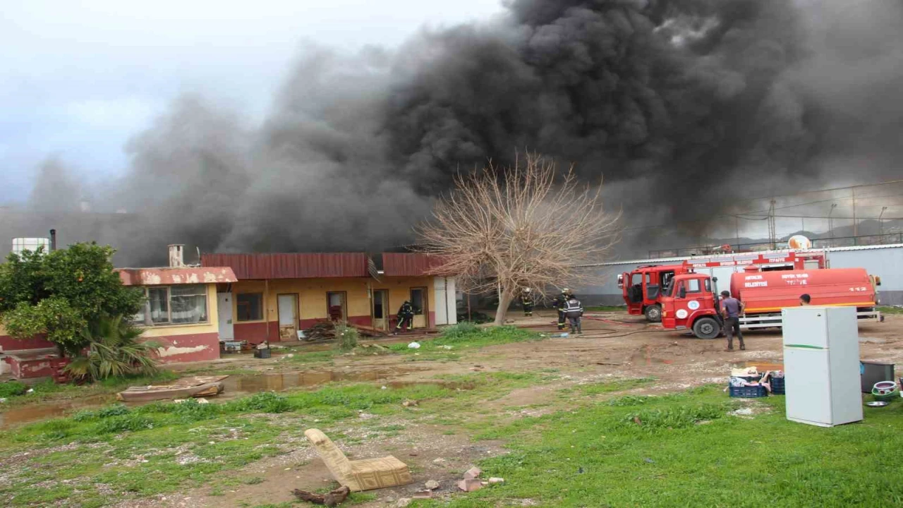 Antalyada ekmek fırını olarak kullanılan müstakil yapı alev alev yandı