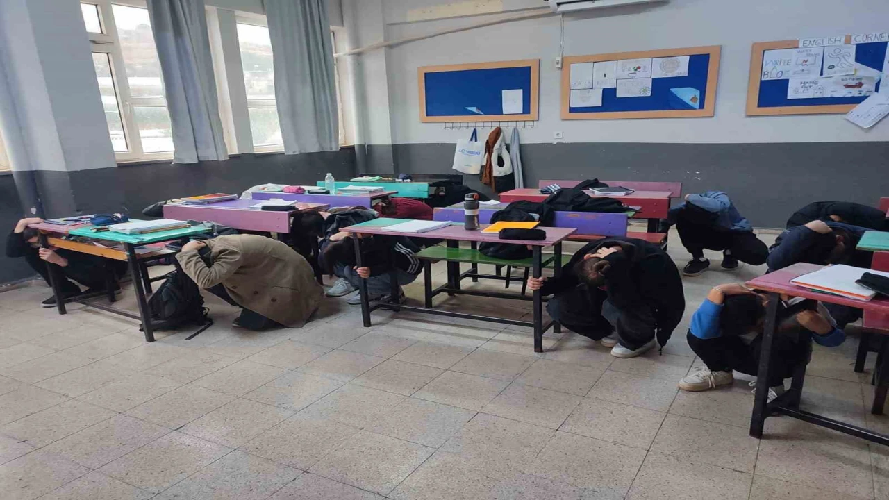 Antalyada gerçeğini aratmayan deprem ve yangın tatbikatı