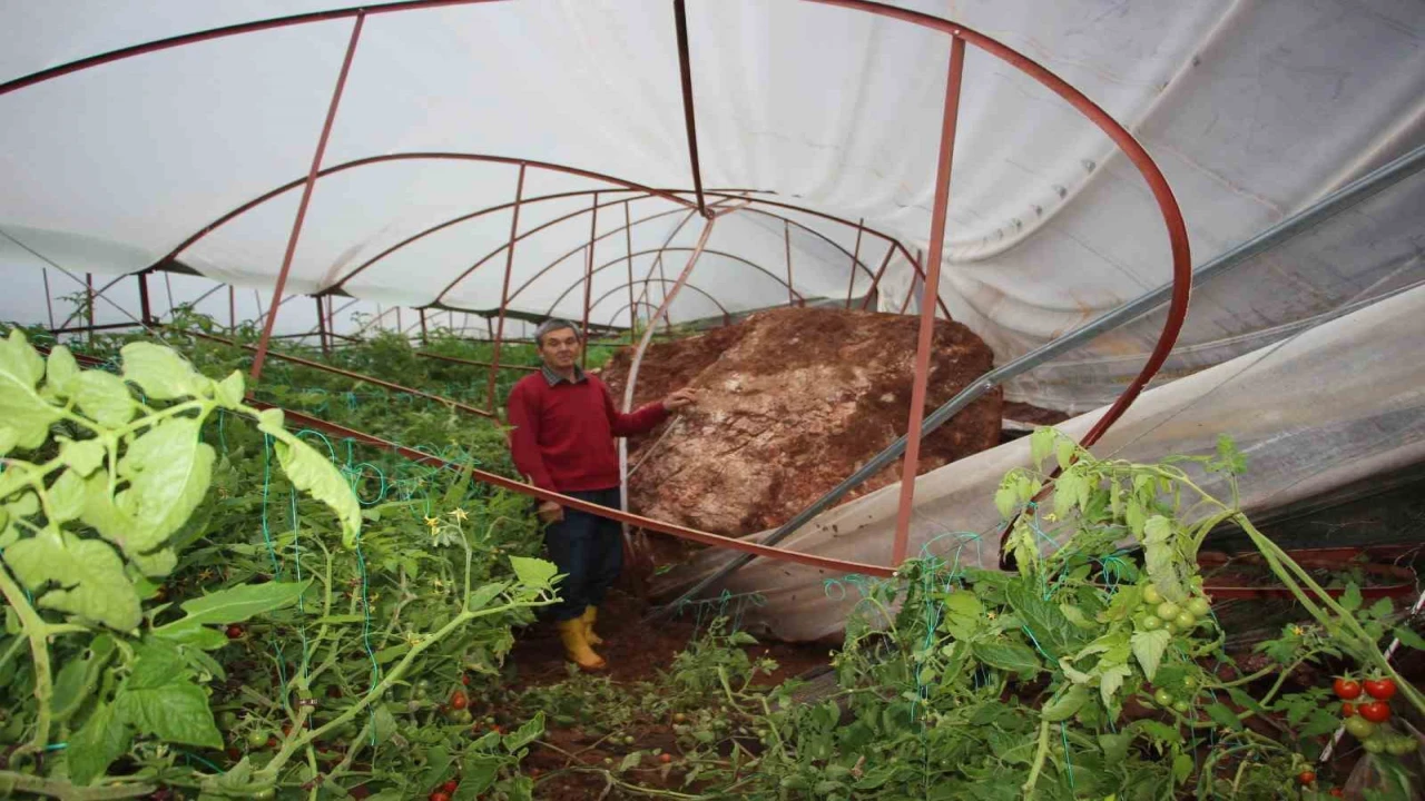 Antalyada heyelan evlerin duvarlarını çatlattı, seralara dev kayalar düştü