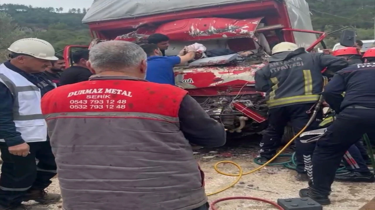 Antalyada iki kamyon çarpıştı, sıkışan sürücüyü itfaiye kurtardı