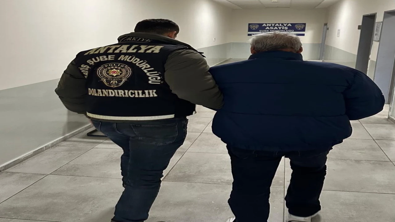 Antalyada iş ve uygun fiyata cep telefonu vaadiyle 3 kişiyi dolandıran şüpheli tutuklandı