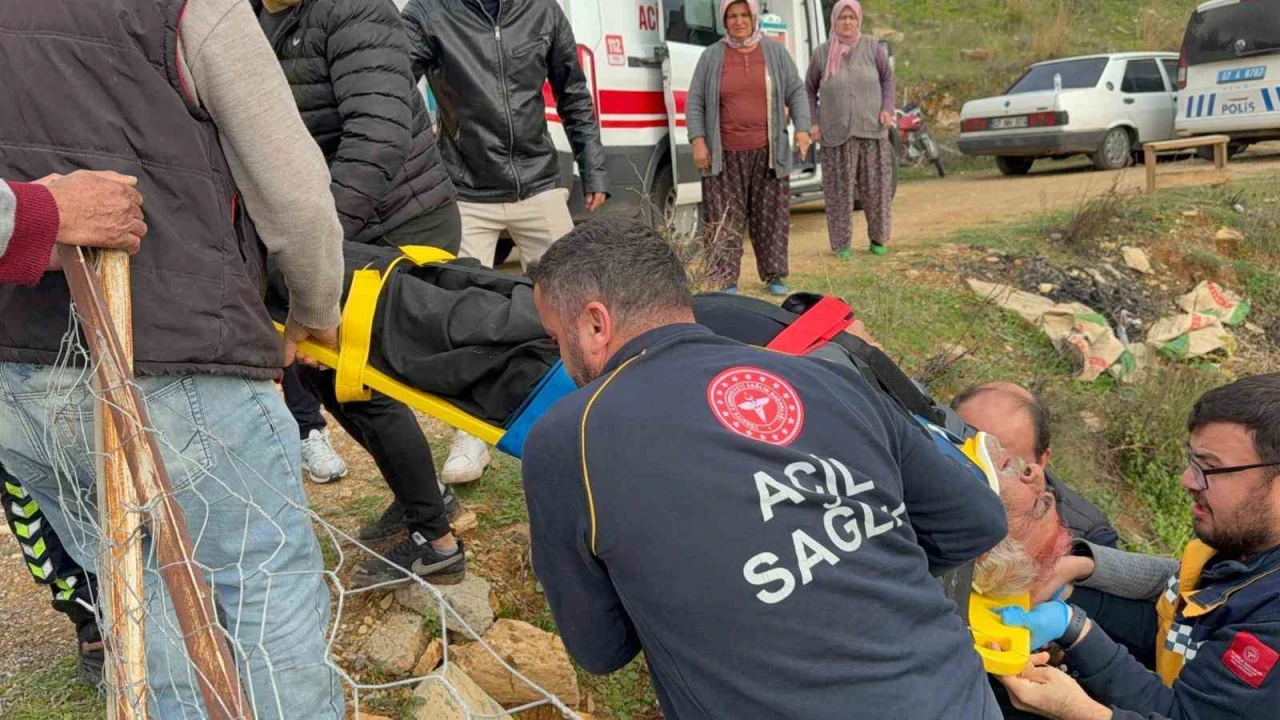 Antalyada motosiklet uçuruma yuvarlandı: 2 yaralı