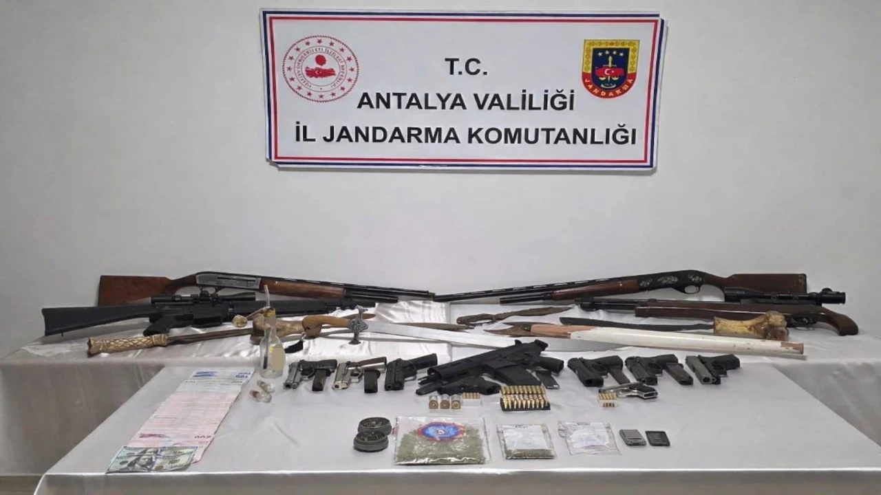 Antalyada operasyon yapılan evde çok sayıda silah ele geçirildi